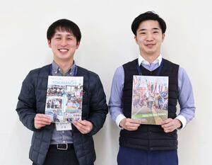受賞した広報紙を手にする戸田悠介さん（左）と瀧澤駿さん＝十日町市役所