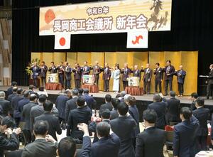 日本酒で乾杯し、１年の飛躍を誓った長岡商工会議所の新年会＝６日、アオーレ長岡