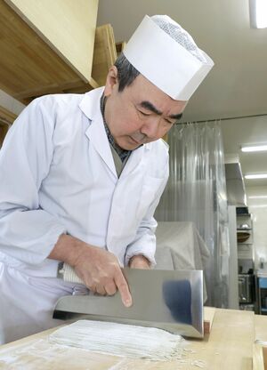 そばを切る山下晶弘さん。明治期から続く味を守る=糸魚川市大町2