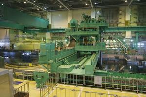 柏崎刈羽原発7号機での核燃料の装塡作業。使用済み燃料プール(右)から燃料取り換え機で運び、原子炉内へ燃料を入れた=2024年4月