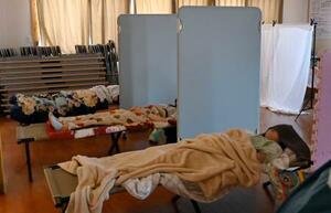 宮城県塩釜市のコミュニティーセンターで、市民団体「シエン」に子どもを預かってもらい、昼寝をする母親たち=6月