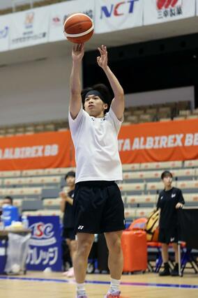 前回山口戦で活躍した樋口蒼生。品川戦に向け、練習でシュートを決める=アオーレ長岡