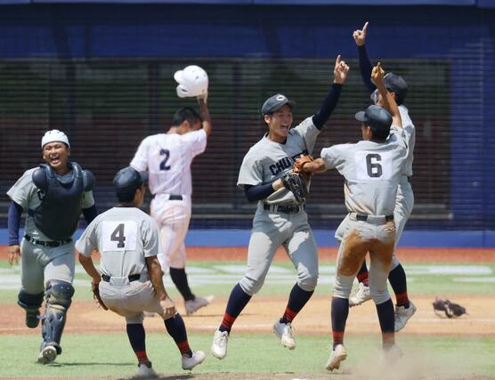 中越－新潟産大付　優勝を決め、喜ぶ中越の主戦雨木天空（中央）＝エコスタ