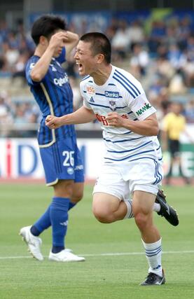 前半、ＭＦ小見洋太が先制ゴールを決める＝町田ＧＩＯＮスタジアム
