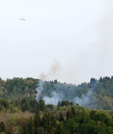 山から煙が立ち上る山古志地域＝２６日、長岡市山古志南平