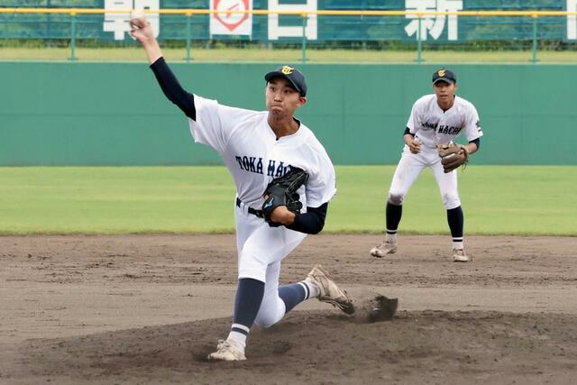 ８回無死一、二塁のピンチで救援し、無失点に抑えた十日町の大平慎太朗＝７月１７日、柏崎市佐藤池