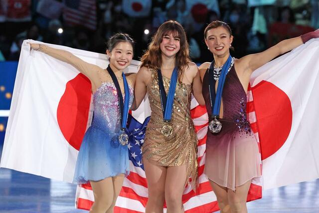 女子で表彰台に上がった３人が撮影に応じる。左が中井亜美＝ＩＧアリーナ（写真映像部・新井田悠）