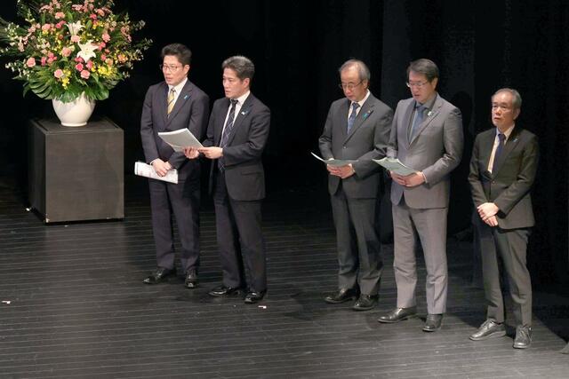 「ふるさと」を合唱する横田拓也さん(左端)と哲也さん(左から2人目)=15日、新潟市中央区