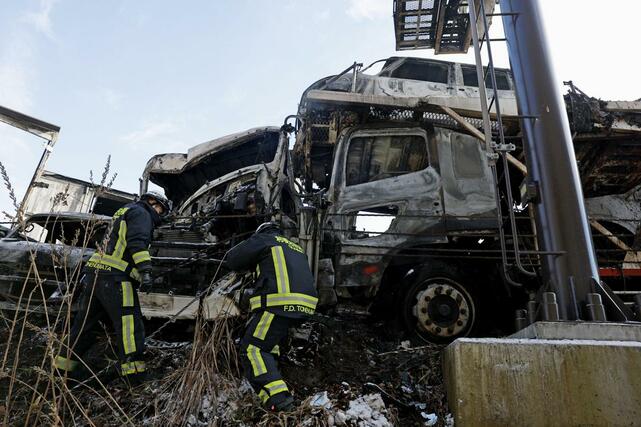 関越自動車道下り線で発生した多重事故の現場＝２７日午前１０時前、群馬県みなかみ町