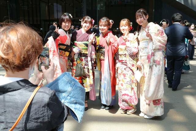 二十歳のつどい開会前に写真を撮る参加者＝３日、長岡市のアオーレ長岡