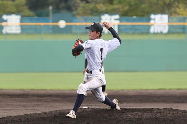 ６校連合－高田　継投し、安定した投球で試合を締めくくった高田の石田悠真＝１３日、柏崎市佐藤池球場