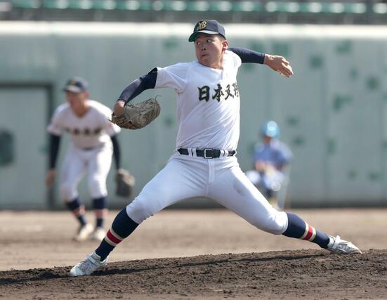 日本文理－高岡第一　７回から継投した日本文理の室橋琉翔＝高岡西部総合公園野球場