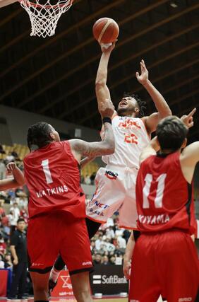 埼玉-新潟 第2Q、カイルがシュートを決め、48-34=所沢市民体育館