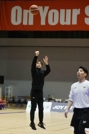 シュートする五十嵐圭