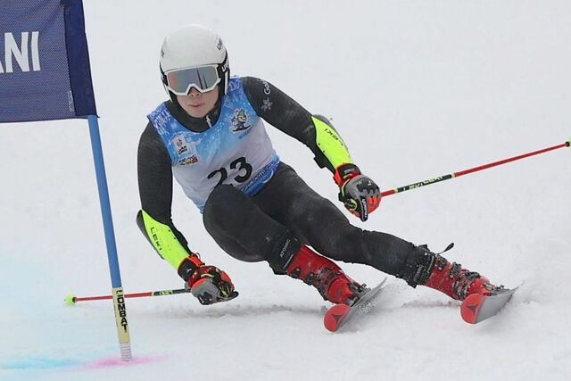 アルペン大回転成年男子Aで8位の大橋蔵人(東洋大)=青森県大鰐町