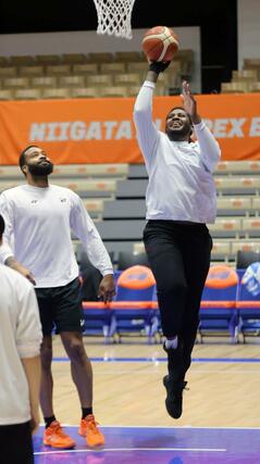 年内最後のホーム２連戦となる香川戦に向け、練習するマック（右）＝長岡市