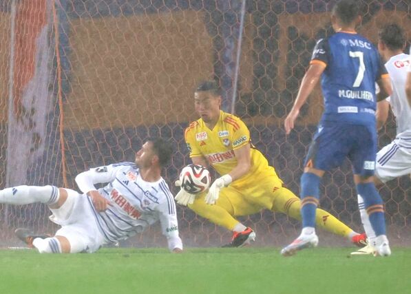 後半、ゴールを死守するGK阿部航斗(21)=トランスコスモススタジアム長崎