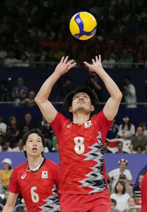 日本－イタリア　第４セット、トスを上げる関田＝パリ（共同）