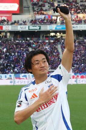 今季限りでの退団が決まっているＤＦ千葉和彦。新潟サポーターに最後のあいさつをする＝味の素スタジアム