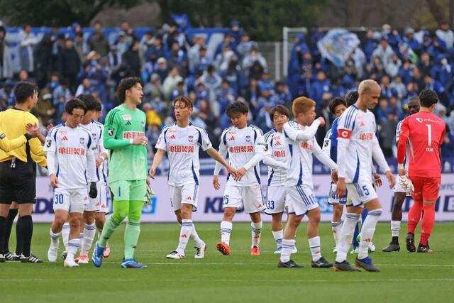 町田に０－１で敗れ、悔しそうな表情で引き上げる新潟の選手たち