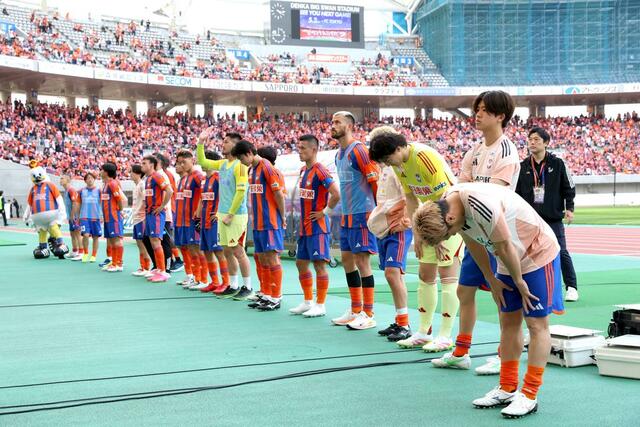 サッカーＪ１　新潟－京都　京都に逆転負けを喫し、サポーターのブーイングを浴びながらスタンドにあいさつする新潟の選手たち＝デンカビッグスワン（写真映像部・新井田悠）