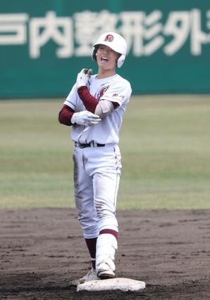 柏崎－県央工　６回柏崎、２死一、三塁。指名打者飛田寛人が２点適時二塁打を放ち、２－２の同点。塁上で笑顔を見せる＝２８日、長岡市悠久山球場