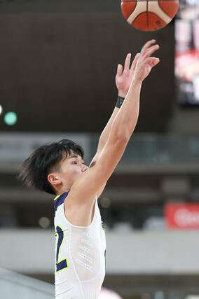 男子準々決勝　帝京長岡－福岡第一　第４クオーター、帝京長岡の泉一吹が３点シュートを決めて６２－６７