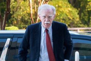 連邦地裁に出廷するジョン・ボルトン元大統領補佐官=17日、米メリーランド州グリーンベルト(AP=共同)