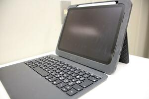 タブレットを取り付けた状態のキーボードケース＝９日、新潟市中央区