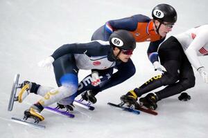 　男子５００メートル予選　滑走する吉永一貴（左）。この直後に接触で転倒するも、救済措置で準々決勝進出となった＝ミラノ（共同）