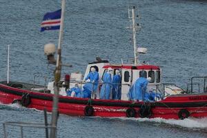 クルーズ船から患者を退避させるため、カボベルデの首都プライアの港に到着した防護服姿の医療従事者ら=6日(AP=共同)