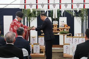 ＪＲ柏崎駅近くに建設する複合施設の地鎮祭＝４月２７日、柏崎市日石町