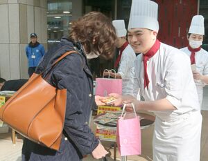 にいがた製菓・調理専門学校えぷろんの生徒らが、チョコを配って事故や詐欺への注意を訴えた広報活動=2月14日、新潟市中央区古町通7