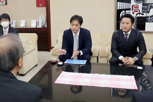 花角英世知事に両津やまきホテルの再生を説明する企業の役員ら=10日、県庁