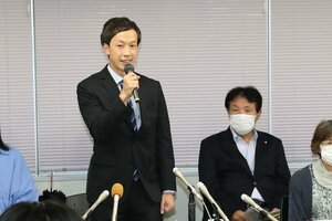 鈴木映氏の出馬会見。共産党などでつくる「いのちとくらし最優先の新潟市をつくるみんなの会」が擁立した=新潟市中央区