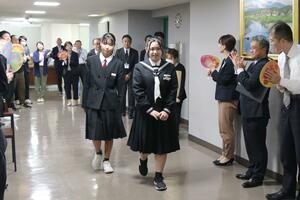 市職員から拍手で祝福を受ける南雲愛さん(中央左)、珊瑚希空さん(中央右)=三条市役所