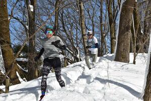 冬の里山をランナーが駆け抜けた「スノートレイルランナーズカップ」=長岡市宮本東方町
