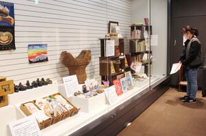 考古学の書籍などが並ぶ小林達雄さんのコレクション展=長岡市幸町2