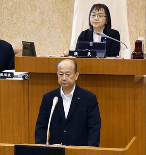 聖籠町議会6月定例会で不出馬を正式表明した西脇道夫町長=10日、聖籠町役場