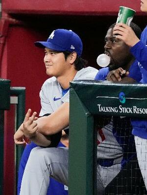 　先発メンバーを外れ、ベンチで控えるドジャース・大谷＝フェニックス（共同）