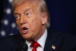 　記者会見するトランプ米大統領＝１２月２９日、米南部フロリダ州（ゲッティ＝共同）