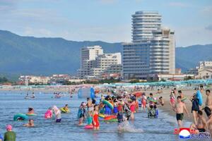 1日に開業した北朝鮮・江原道にある「元山葛麻海岸観光地区」のリゾート施設(朝鮮通信=共同)