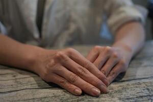 取材に応じる減胎手術を受けた女性=7月、大阪府