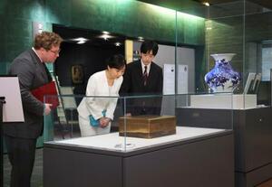 「日本・ベルギー修好160周年記念―美と知の交流の軌跡」を鑑賞される佳子さまと悠仁さま=23日午前、東京都渋谷区の国学院大博物館(代表撮影)