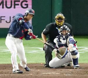 　５回、石上が右前に勝ち越し２点打を放つ＝東京ドーム