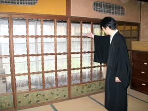 初公開される長徳寺の「行在所」。ガラス戸の波形の格子が特徴的だ=新発田市大栄町2