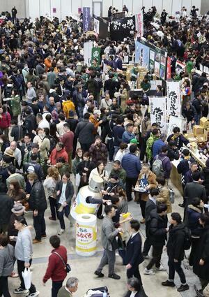 県内外の日本酒ファンがおちょこを手にしてお気に入りを探した「にいがた酒の陣」=8日、新潟市中央区万代島