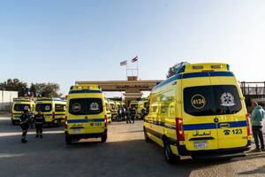 1日、パレスチナ自治区ガザとの境界となるラファ検問所のエジプト側で、待機する救急車(ゲッティ=共同)