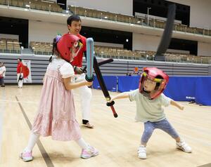 スポーツチャンバラに挑戦する子どもたち=8月10日、長岡市大手通1