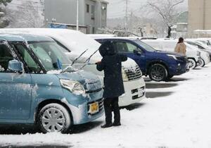 　積雪した石川県輪島市内の駐車場＝１１日午後